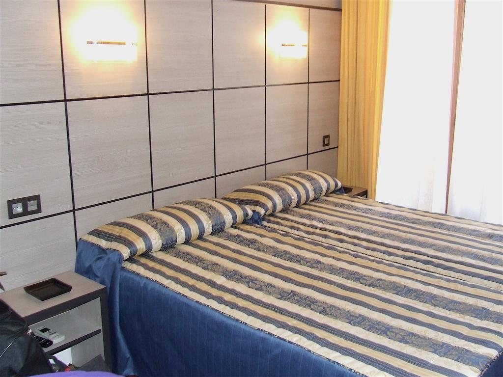 Hostal Larios Malaga Exterior photo